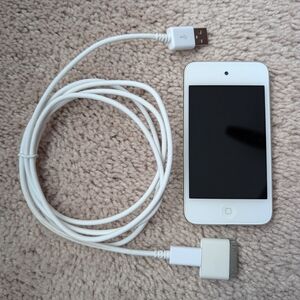 Apple iPod Touch 8GB Model MD057LL/A (4th Generation) in White